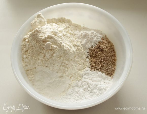 В отдельной чашке соединить муку,разрыхлитель, соль,молотые орехи,крахмал.