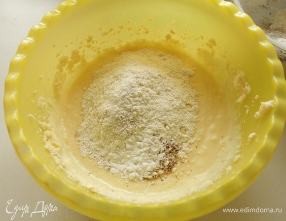 Добавить частями сухую смесь. перемешать.