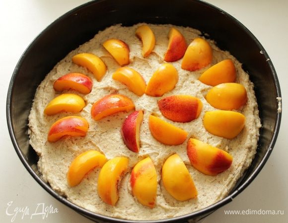 Выложить в форму d 26 см  дольки абрикосов, чем больше -тем лучше!