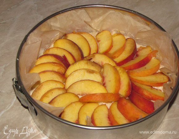 Разложить дольки персиков по поверхности теста. Если персиков будет много, то кладите их внахлест. Чем больше персиков, тем вкуснее.)))