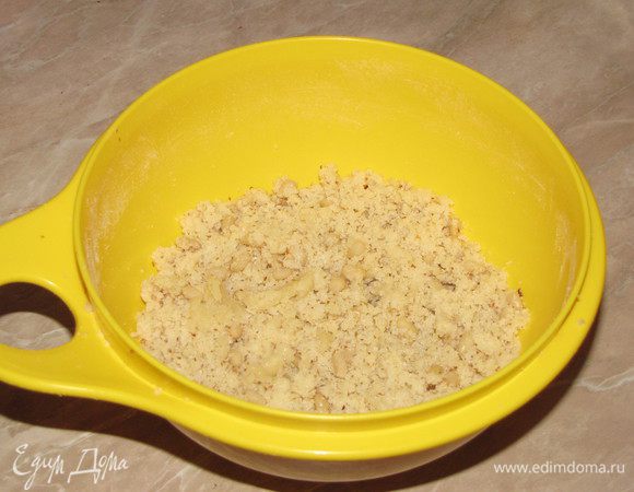 Духовку разогреть до 180 град. Приготовить штрейзель: смешать муку, сахар и масло, добавить 1 ст. л. воды, кедровые орешки и миндальные хлопья (у меня не было миндальных хлопьев). Порубить смесь ножом или растереть руками.