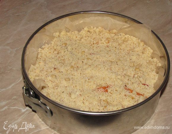 Посыпать пирог штрейзелем, поставить в духовку на 1ч 15 мин. 