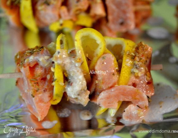 Положить на противень с фольгой и выпекать в духовке на 200 гр до готовности или на гриле, смазав прутья слегка маслом предварительно. Готовим 8-10 мин.