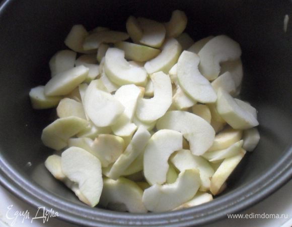 Яблоки вымыть, очистить от кожицы и семян, нарезать ломтиками и сложить в чашу мультиварки. Влить 1/4 мульти- стакана воды и включить режим "Тушение" на 1 час.