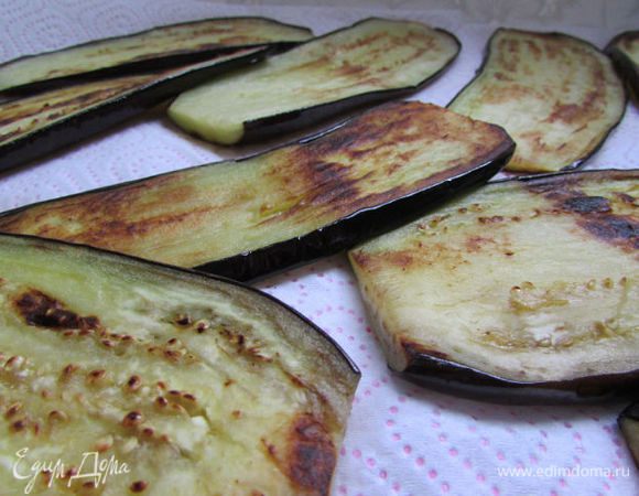Пожарить баклажаны на растительном масле, выложить на бумажные салфетки, чтобы ушло лишнее масло.