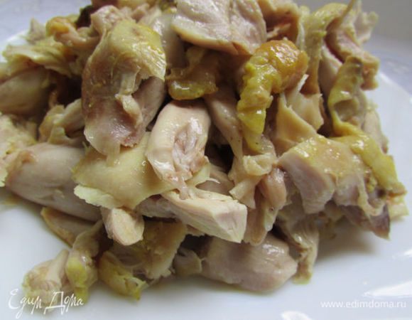 Отварное куриное мясо (у меня жареная голень) порезать небольшими кусочками.