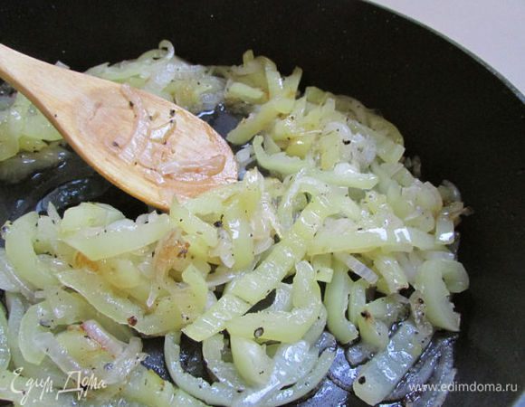 Лук и перец почистить и нарезать полукольцами. Слегка обжарить на растительном масле. Посолить, поперчить и посыпать сухими травками (у меня орегано). Я люблю добавить ещё сахар, но это по желанию.