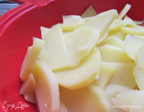 Картофель почистить, нарезать кольцами или полукольцами. Отварить до полуготовности в соленой воде. Откинуть на дуршлаг.
