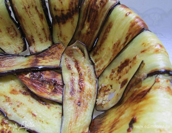 Сборка:  в круглую форму выложить пластины баклажанов, так чтобы свисали края.