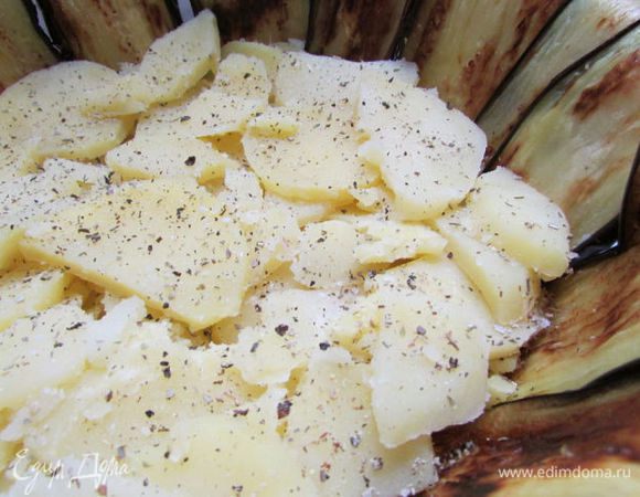 Выложить отварной картофель, посолить, поперчить, посыпать сухими травами.