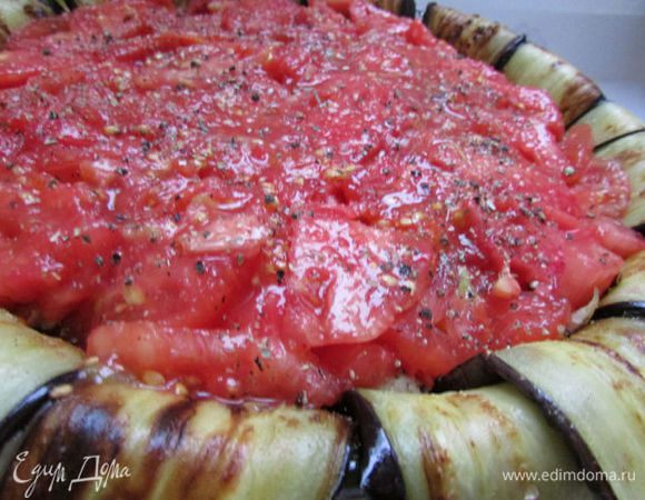 Последний слой помидоры. Посолить, поперчить, посыпать сухими травами. Добавить щепотку сахара.