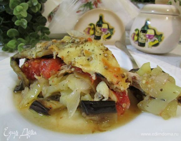 Аккуратно порезать ножом на порционные кусочки (как торт) и разложить по тарелкам. Очень вкусно, советую приготовить.
Приятного аппетита!  