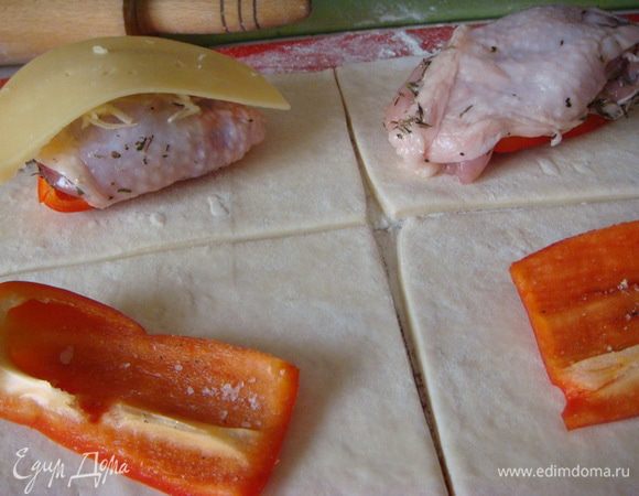 Слоенное тесто раскатать и разделить на 4 части, перец (предварительно почистить от семян и разрезать на 4 части), положить ,сверху курочку ,посолить по вкусу,чеснок и сыр,защипнуть сверху уголочки.
Второй пласт раскатать потоньше, длиннее и разрезать на 6 частей.