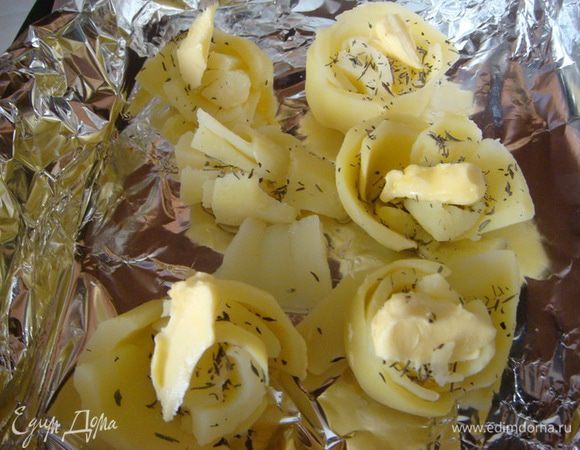 Положить розочки на противень,посыпать солью,приправами ,сл.масло кусочек сверху и на 4-5 минут на верхний разогрев до золотистости.