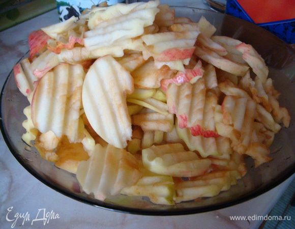 Яблоки порезать,не оч.мелко,изюм промыть,замочить и обсушить бумажным полотенцем.