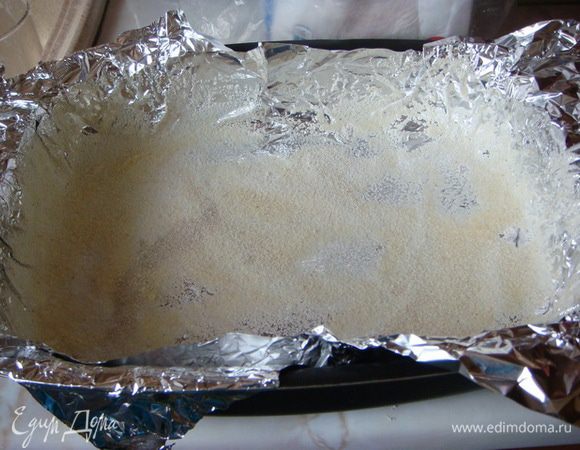 Форму (у меня 18х24) смазать маслом подсолнечным и посыпать манкой.