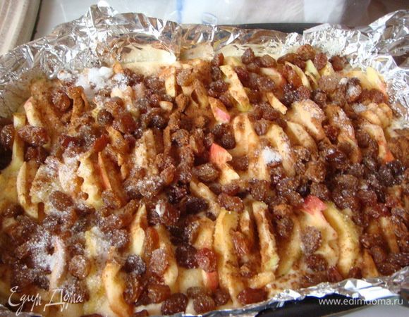 Вылить тесто сверху яблоки и изюм между яблок,посыпать корицей.