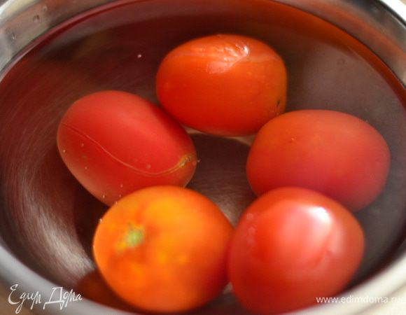 Для начинки перемолотый фарш с луком поджарить на растительном масле. Помидоры залить кипятком,снять кожицу,и взбить в блендере с чесноком.