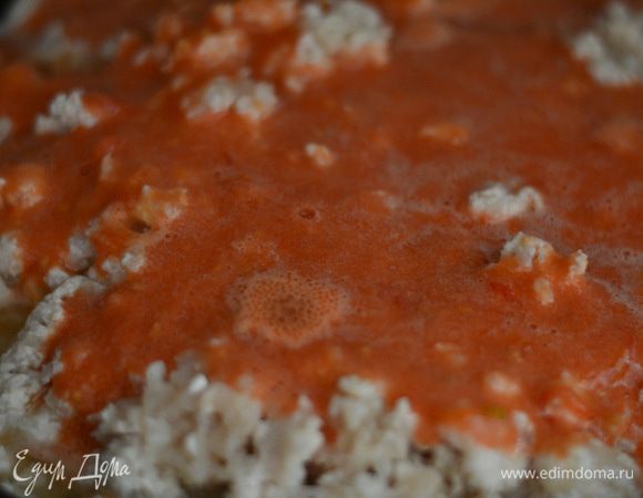 Добавить к фаршу и тушить до момента,когда жидкость практически вся испариться ,посолить, поперчить. Остудить.