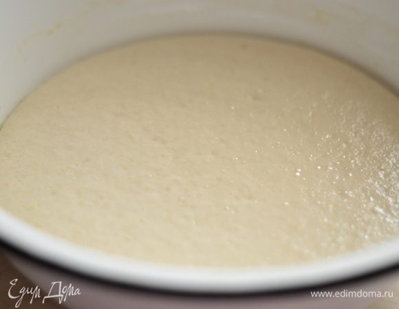 Для теста. Опара. Молоко слегка подогреть,добавить дрожжи, 2 ст.л. сахара и 100 г муки,перемешать,накрыть полотенцем и дать подойти на минут 30 в теплом месте.