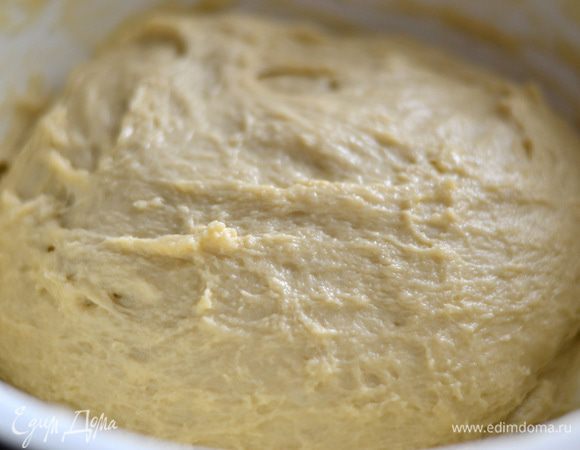 Когда опара поднялась, взбить яйца с 4 ст.л. сахара,подлить к опаре,перемешать,добавить половину нормы просеянной муки,мешая,затем подлить топленое сливочное масло,остальную муку и вымесить хорошенько тесто,в конце вымешивания добавить растительное масло. Вымесить очень хорошо,пока тесто не будет отставать от рук. Накрыть полотенцем и отправить в теплое место на 30-40 минут.