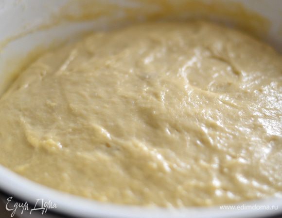 Когда тесто подойдет,еще раз его хорошенько вымесить и снова поставить на 30 минут в теплое место.