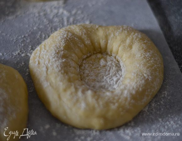 Взять граненый стакан,придавить в центре,сделав углубление,