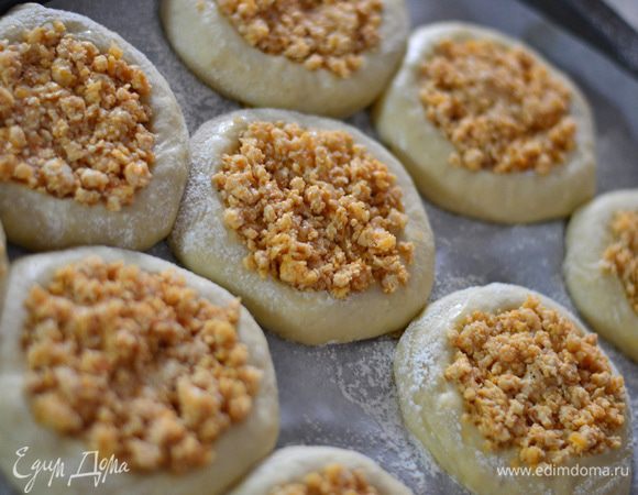 и выложить чайной ложечкой мясную начинку,придавливая в тесто,чем больше,тем конечно вкуснее и так с каждым шариком.