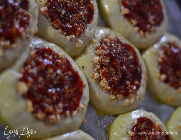 Смазать пиццы взбитым желтком с небольшим количеством молока,серединку смазать томатной пастой и присыпать итальянскими травами. Накрыть полотенцем,дать время на расстойку,минут 10-15 и выпекать в предварительно разогретой духовке при температуре 180 градусов до золотистого цвета.