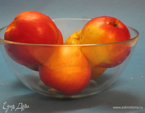 Яблоки вымыть, обсушить, вырезать сердцевину. От кожуры не очищать!