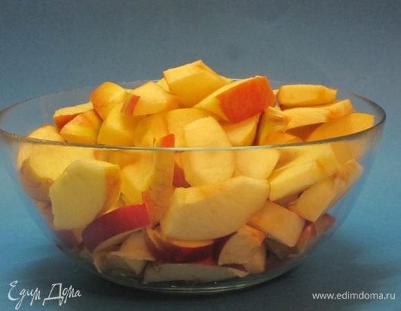 Нарезать яблоки дольками.