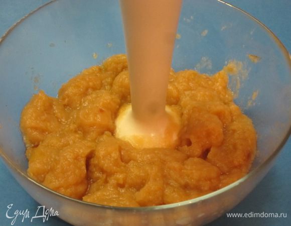 После отключения программы горячую массу выложить в стеклянную посуду и пробить погружным блендером до состояния пюре.