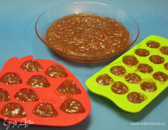Выложить мармелад в формочки. Оставить остывать до застывания. Я готовила мармелад вечером,  оставила до утра.