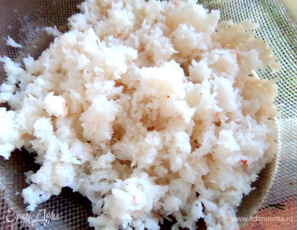 Процеживаем перемолотое мясо,отжимаем весь рассол.