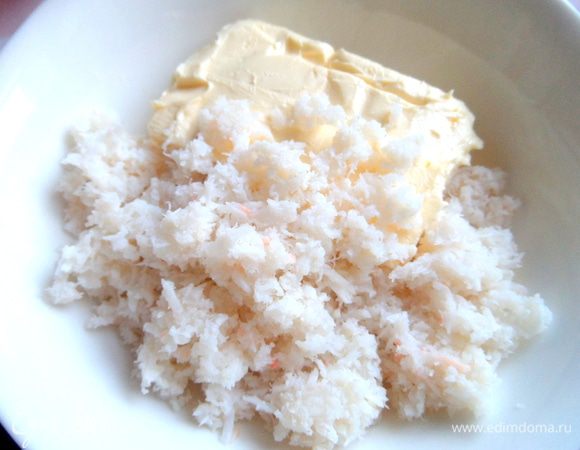 Заранее достаём пачку масла и подержим без холодильника. Добавим в крабы половину мягкого масла.