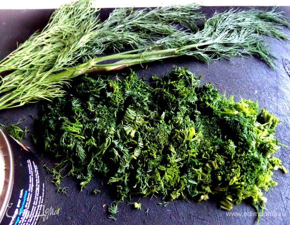 Укроп чистый и сухой мелко покрошить.