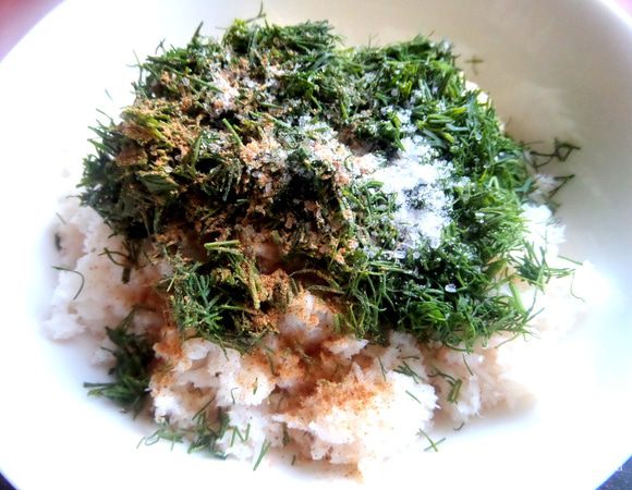 Добавить укроп в начинку с солью и с такими готовыми приправами: горчица,чили,паприка,куркума,лук,базилик.