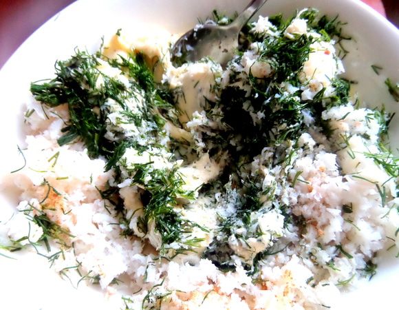 Перемешать тщательно. Можно добавить сюда чеснок,если не боитесь!