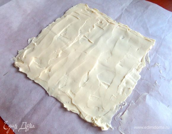 В центре пергамента намазываем квадрат из второй половины масла тонким слоем.