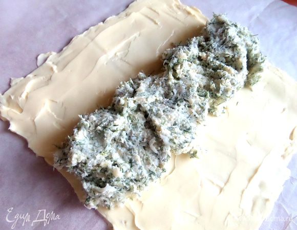 Накладываем на середину масла начинку.