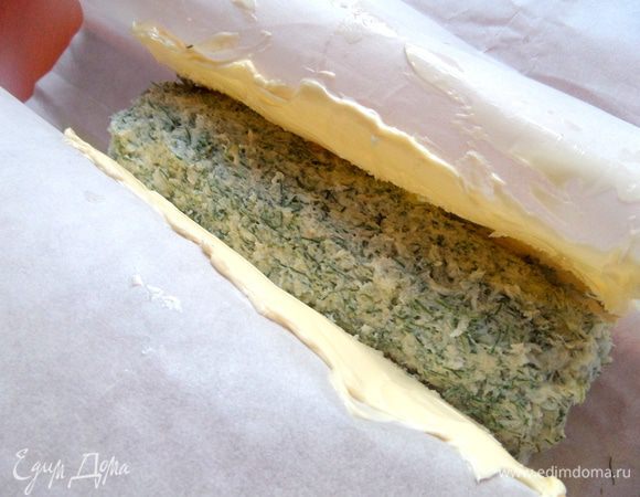 С двух сторон начинаем сворачивать края квадрата на бумаге к центру.