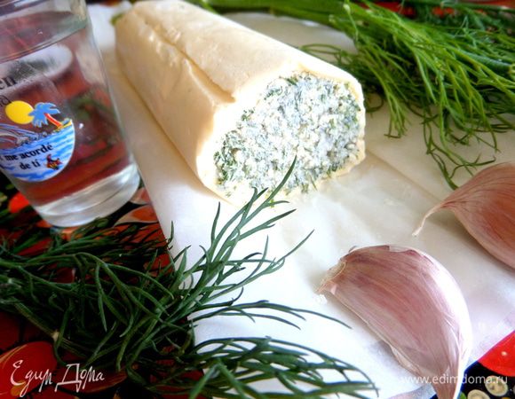 Потом переносим на полку холодильника и отрезаем по желанию.