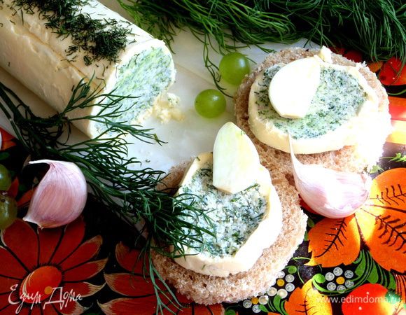 Если кушать не утром,то можно положить на хлебушек (тоже кружок,который вырезала стаканом) такой кругляш масла и сверху пол дольки чеснока...Я так и делала))