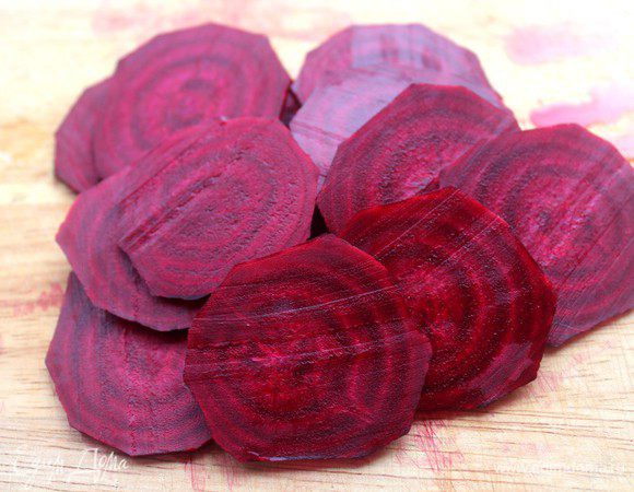 Свеклу почистить и нашинковать тонкими колечками.