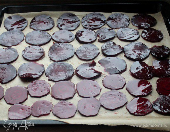 Отправить в духовку и запекать 40-50 минут или до тех пор, пока свекла не уменьшиться в 1,5-2 раза. При необходимости ломтики можно перевернуть.
Температура - 150 градусов.
Готовые чипсы посыпать крупной морской солью и перцем... Любым...