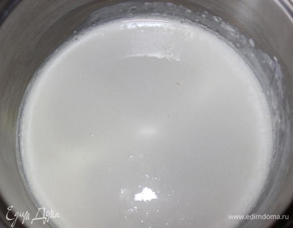 Сливки (я брала 22%) поставим на огонь, как только они соберутся кипеть, снимем их с огня.