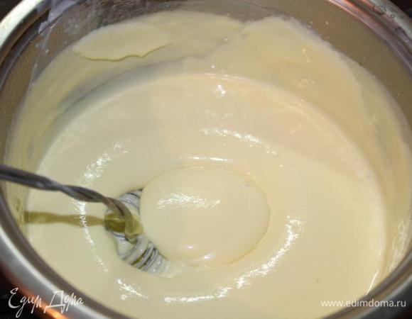 Теперь крем необходимо полностью остудить. Я для этого ставлю кастрюльку в миску с ледяной водой, периодически помешивая.
А затем после остывания до комнатной температуры в холодильник, закрыв пищевой пленкой, чтобы не образовывалась корочка.
Когда крем станет холодным хорошенько взобьем его, перельем в контейнер, поставим в морозильную камеру и дадим ему постоять там не менее часа, можно больше.