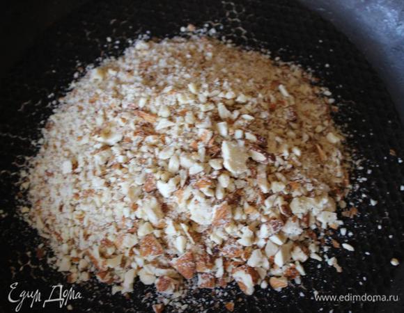 А пока занимаемся начинкой.
Миндаль крупно порубим и подсушим на сухой сковороде.