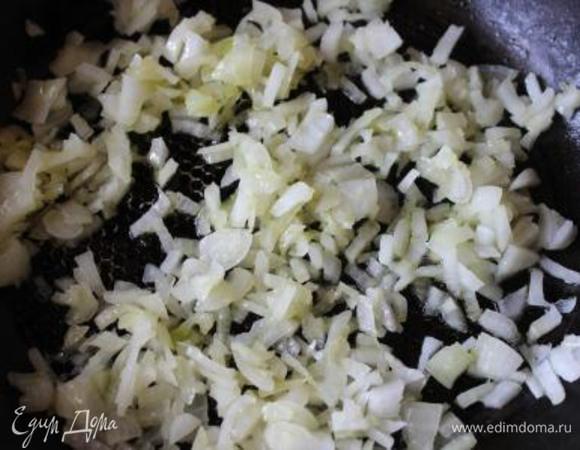 Большую головку лука измельчить и обжарить на оливковом масле до золотистого цвета.