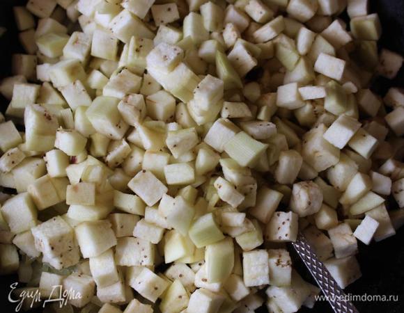 Тем временем баклажан очистить и нарезать небольшими кубиками, добавить к луку, влить воду и потушить под крышкой минут 20 до мягкости. Остудить.